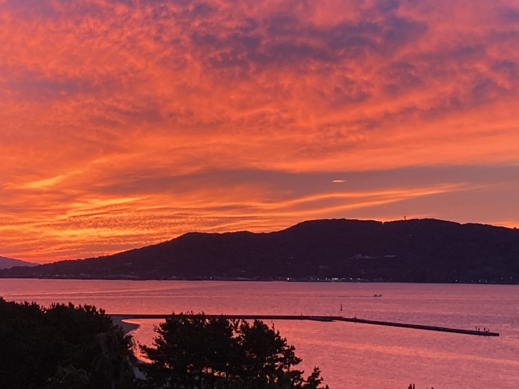 夕焼けに染まる能古島